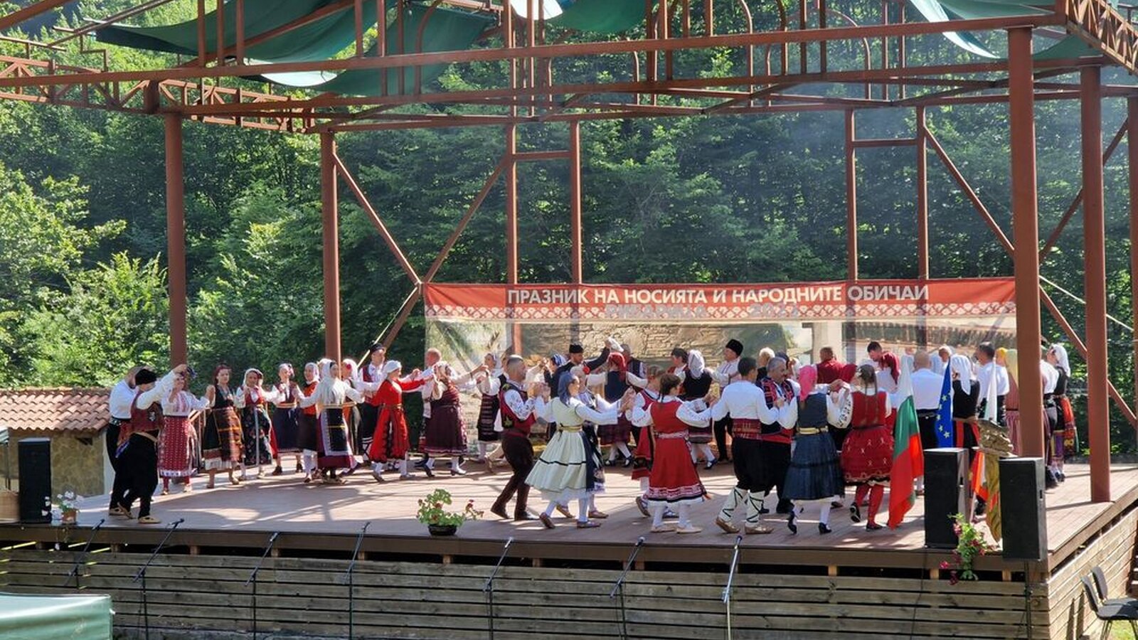 Празник на народния обичай и автентичната носия